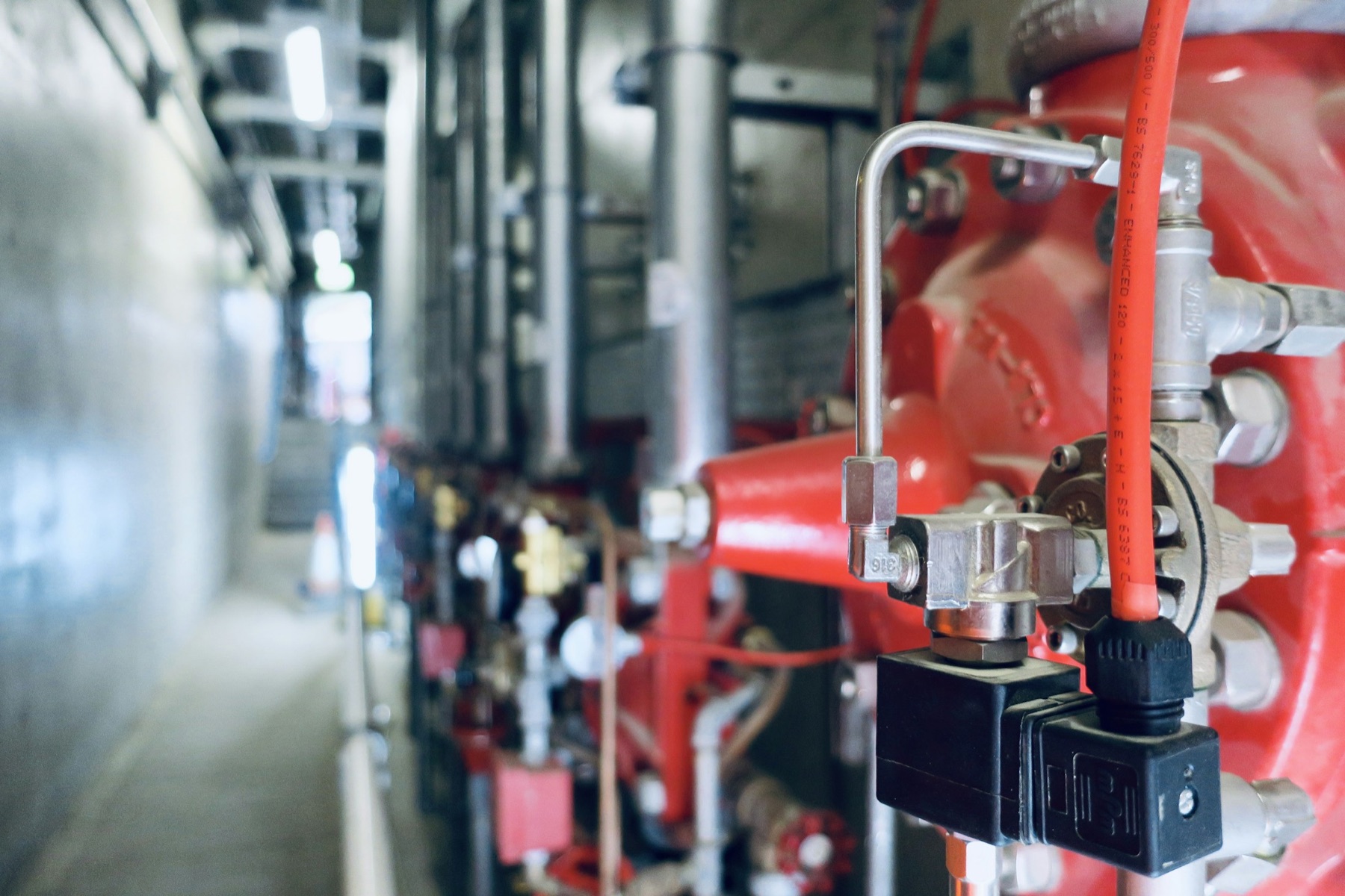 Köpüklü söndürme sistemi boru hattı ve solenoid vana detayı